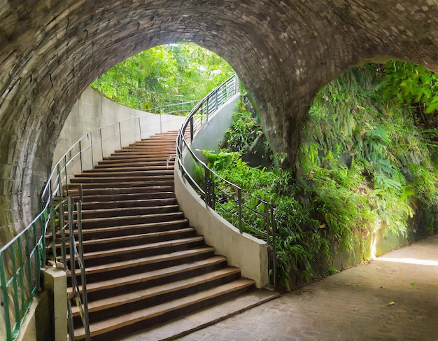 Photo spiral staircase of underground crossing in tunnel at fort canning park singapore