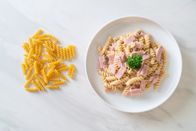 Spirali of spiraalvormige pasta champignonroomsaus met ham - Italiaanse keukenstijl