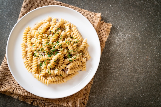 Spirali of spiraalvormige pasta champignonroomsaus met peterselie - Italiaanse keukenstijl