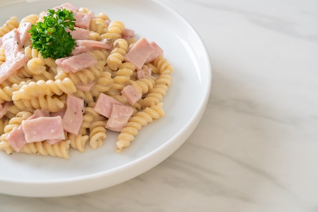 나선형 또는 나선형 파스타 버섯 크림 소스와 햄-이탈리아 음식 스타일