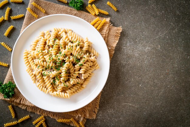 スパイラルまたはスパイラルパスタマッシュルームクリームソースとパセリ-イタリアンフードスタイル