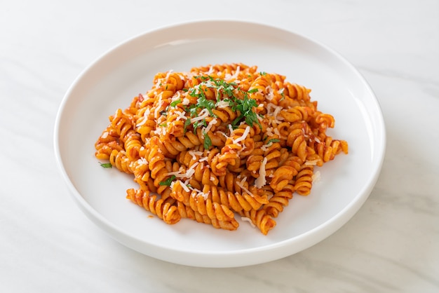 Spiralipasta met tomatensaus en worst