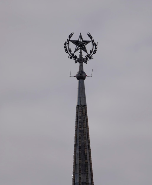 Photo the spire of the hotel ukraine against the sky in moscow