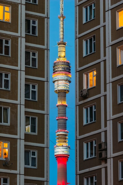 조명과 함께 Ostankino 타워의 첨탑