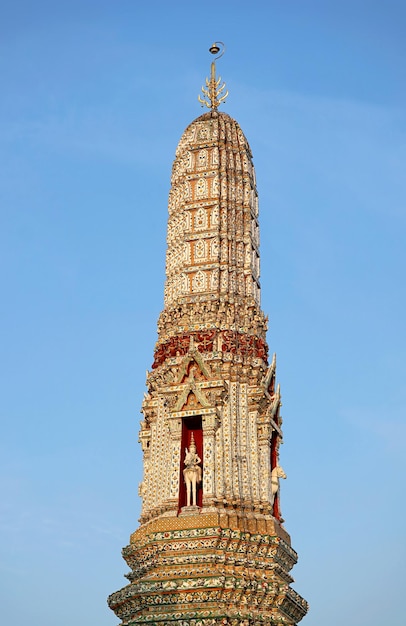 Foto spire top van wat arun satellite prang met wind god te paard oriëntatiepunt van bangkok thailand