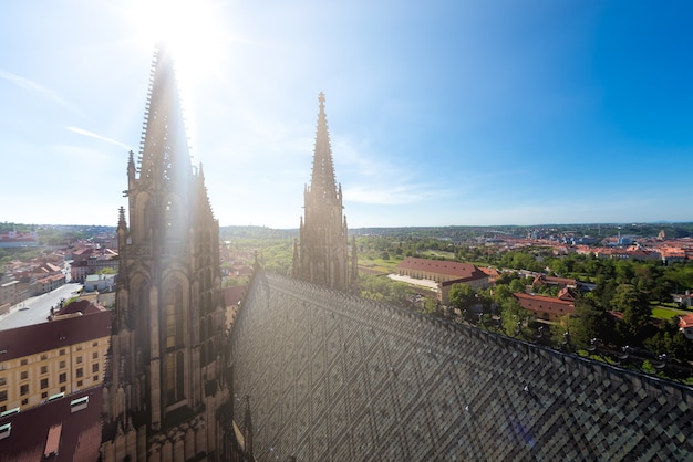 Photo spires of saint vitus cathedral. prague, czech republic