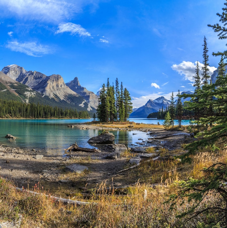 Foto spirit island in maligne lake jasper nationaal park alberta canada