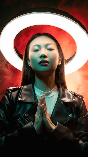 Spirituele verlichting cyberpunk meisje bidden