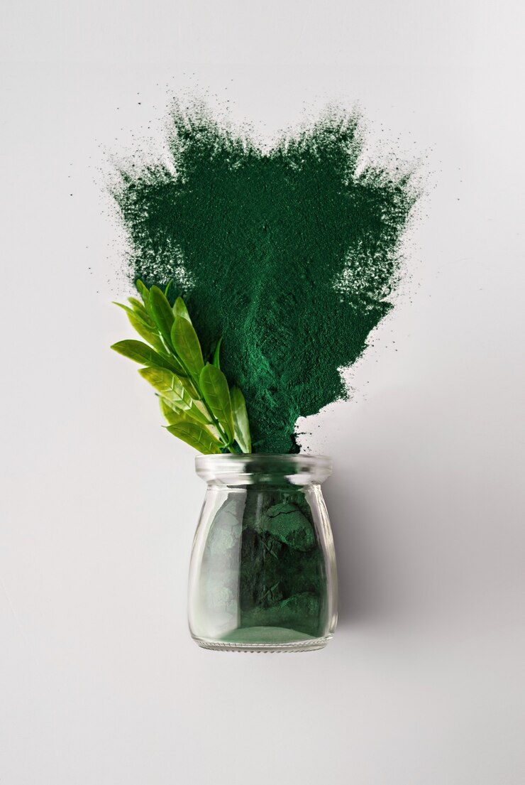 Spirulina Chlorella algenpoeder in een glazen potje