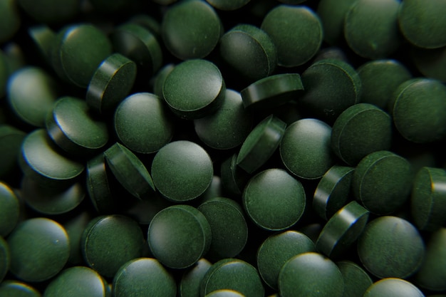 Photo spirulina green pills background spirulina algae green tabletssuper foodseaweed food supplements