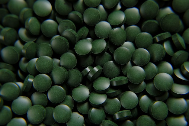 Spirulina groene pillen achtergrond spirulina algen groene tablettensuperfood voedingssupplementen voor een gezonde levensstijl