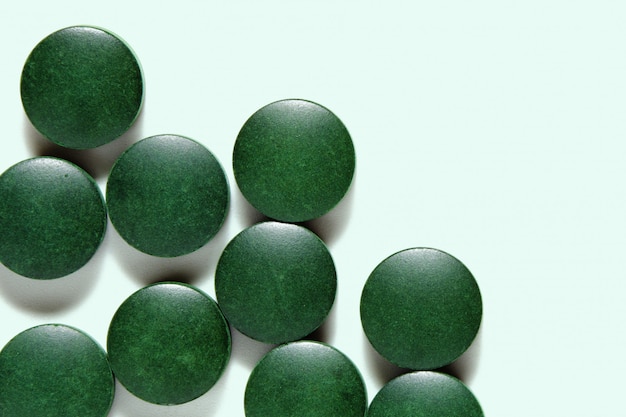 Foto pillole di spirulina, compresse di integratori alimentari verdi