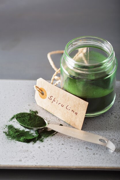 Integratore alimentare salutare con polvere di spirulina