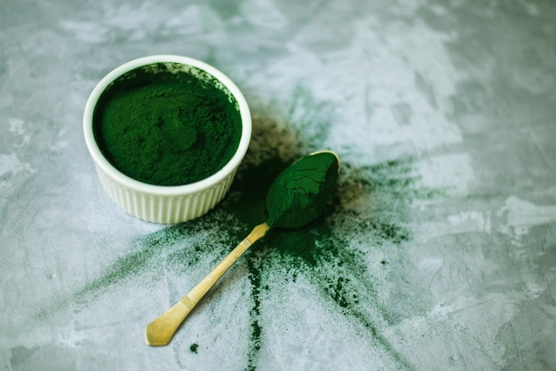 Polvere di spirulina sparsa su un fondo di cemento