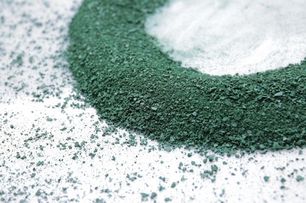 Spirulina in polvere su sfondo bianco