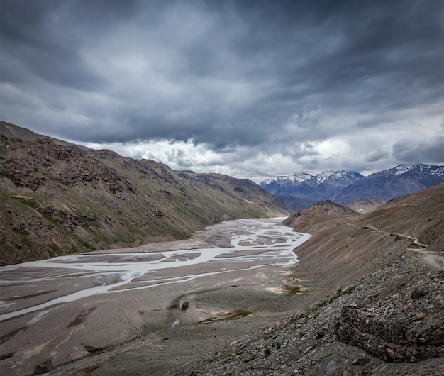 Foto spiti vallei en rivier in de himalaya