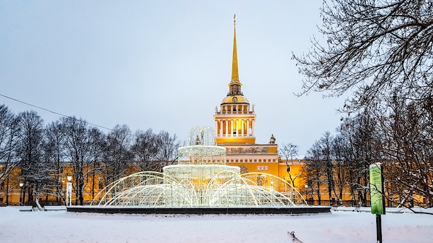 Spits van de bouw van de Admiraliteit de wintermening met de verlichting van het Nieuwjaar, Heilige Petersburg, Rusland