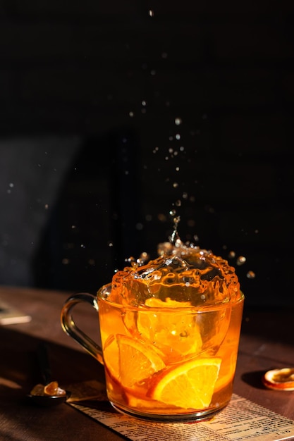 グラスにオレンジ茶をスプラッシュする