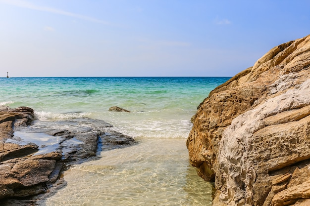 Всплеск волн морской воды, ударяющих каменистый пляж