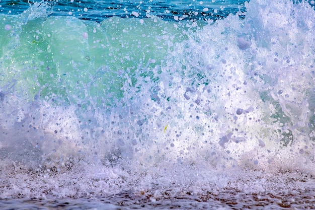 Foto splash delle onde del mare vicino bellezza onde d'acqua spruzzo