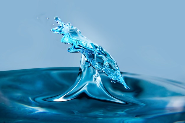 Foto splash van blauwe waterdruppel, close-up