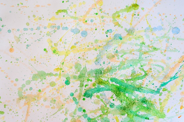 Фото Всплеск воды зеленого цвета в белой бумаге, образование и арт-объект, вид сверху.