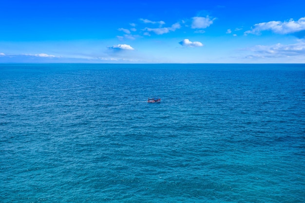 海の波の水しぶき海と岩