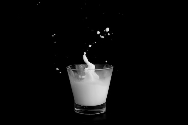 Брызги молока на черном фоне
