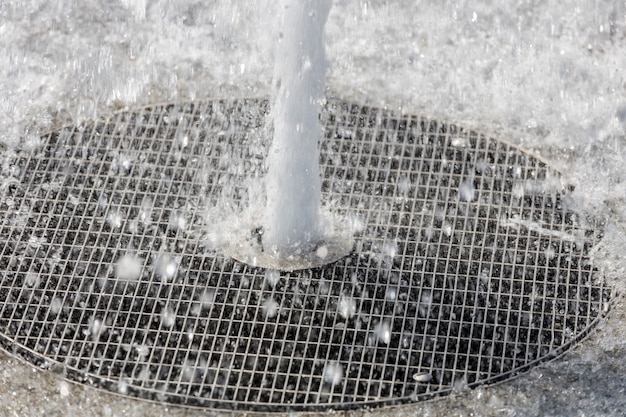 Spruzzi d'acqua dalla fontana della città. foto di alta qualità