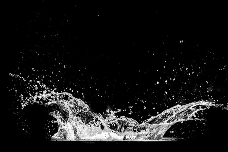 Photo splashing water on a black background water splash refreshing black background