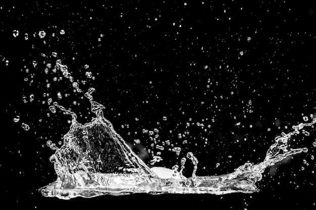 黒い背景に水をスプラッシュする 水のスプラッシュ 爽やかな黒い背景