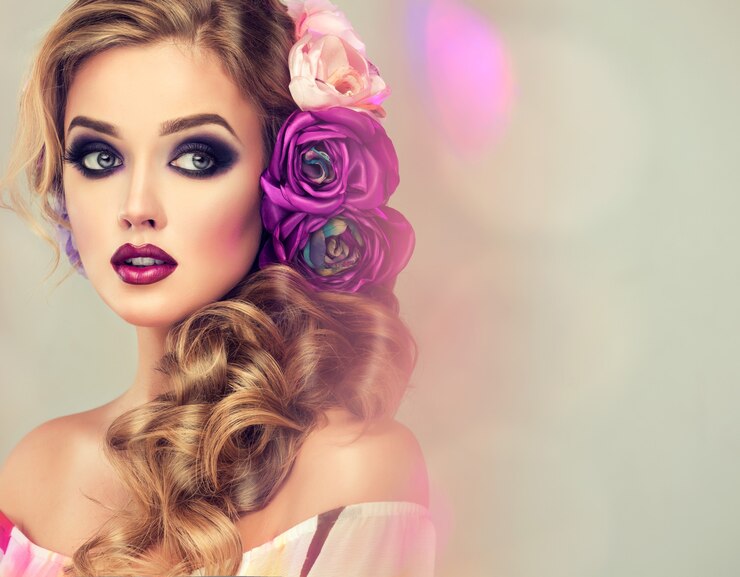 Photo splendid makeup in the smokey eyes style on the face of young beautiful woman