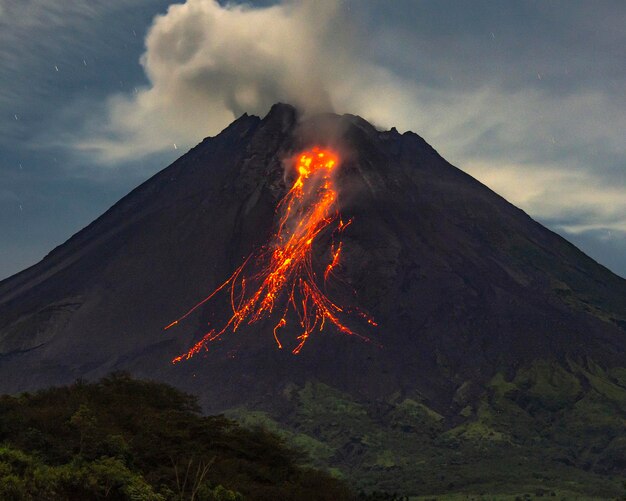 Photo the splendor of mount merapi when it erupts at night