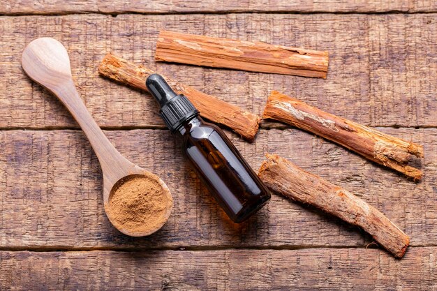 Splinters powder and essence of cinnamon on the old table