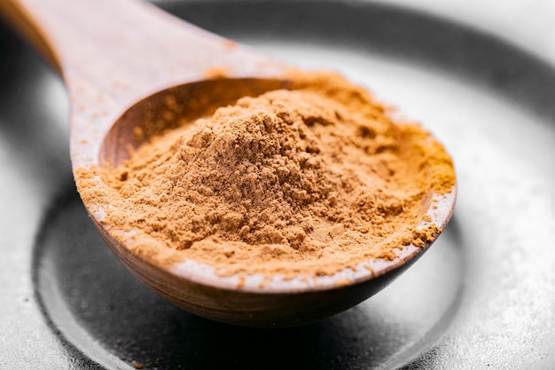 Splinters powder and essence of cinnamon on the old table