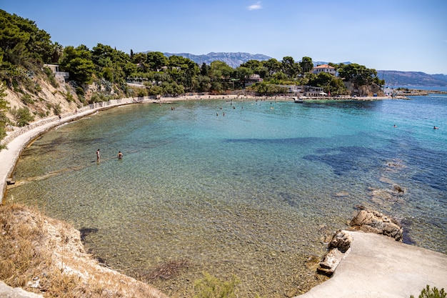 Spalato croazia. vista della spiaggia di firule sul mare adriatico