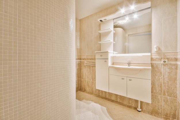 Spoel en spiegel in moderne badkamer