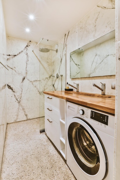 Spoel en spiegel in moderne badkamer
