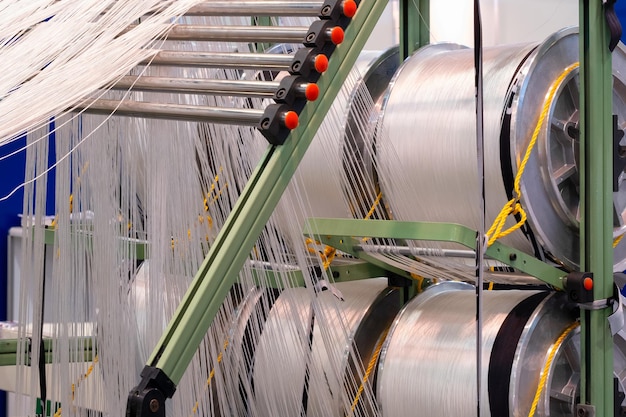 Spoelen van textielgarendraad bij industriële weefmachine