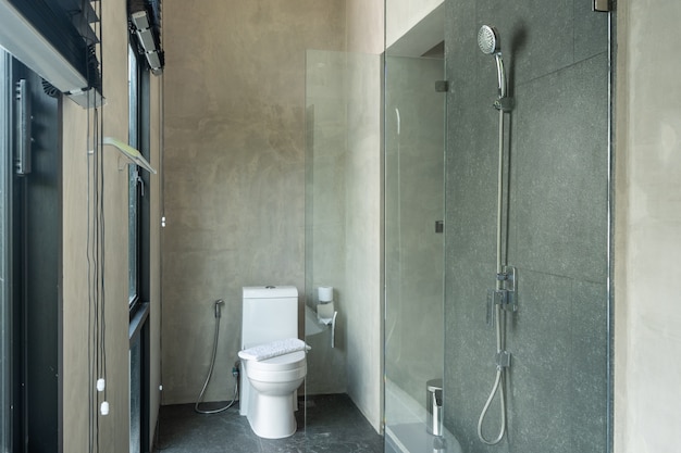 Spoeltoilet in toilet van loftvilla en appartement