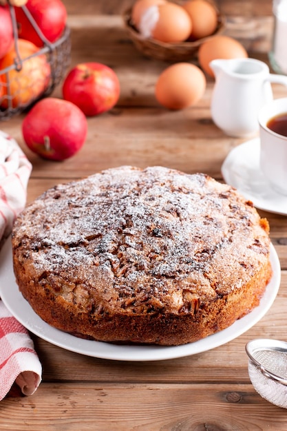 Pan di spagna con mele su un fuoco selettivo tavolo torta fatta in casa