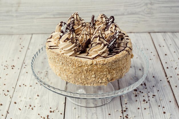 メレンゲとチョコレートで飾られたクリームのスポンジケーキ