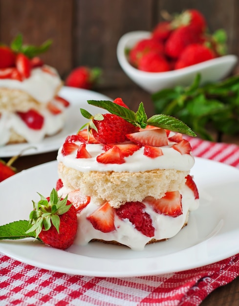 Foto pan di spagna con panna e fragole