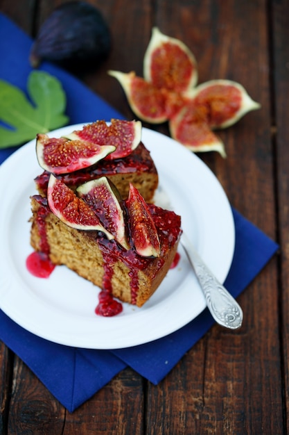 Foto pan di spagna con marmellata di fragole e fichi