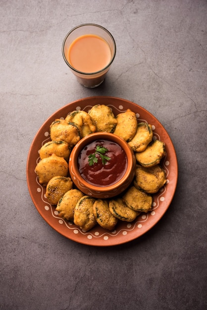 Spons kalebas beignets of gilki bhaji of bajjiÃƒÂ‚Ã‚Â orÃƒÂ‚Ã‚Â pakora is een Indiase snack item, geserveerd met tomatenketchup, selectieve focus