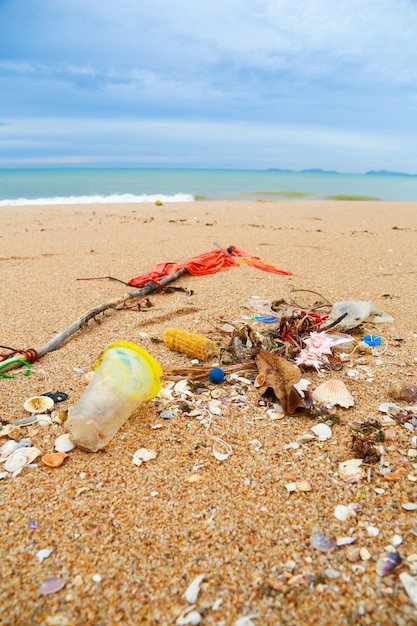 Photo spontaneous garbage dump on a beach