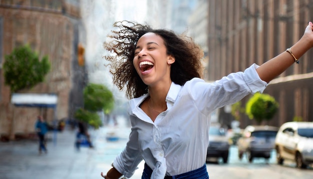 Спонтанный момент радости и смеха женщины на улице