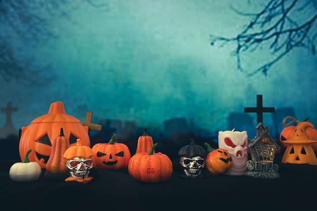 Spookachtige begraafplaats met gloed Halloween-pompoen