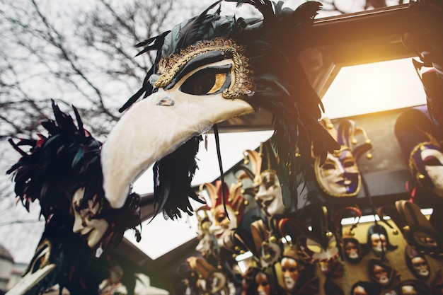 Spookachtige maskerademasks te koop op straat