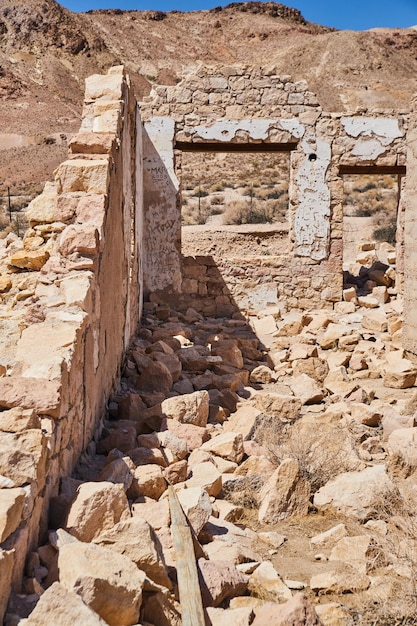 Spookstad puin van verlaten gebouw in woestijn
